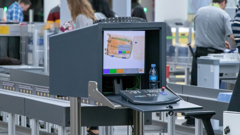 В Алматы иностранца поймали с чемоданом, полным опасных секретов