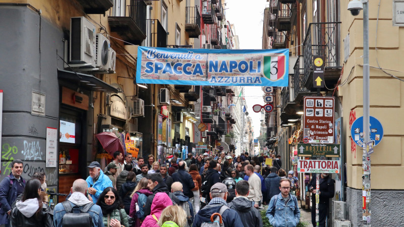 Неаполь: Туризм угрожает жизни города, жители требуют ограничений на поток туристов