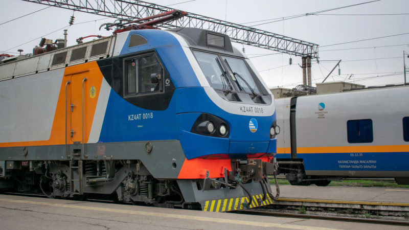 Трагедия на железной дороге: Поезд насмерть сбил четырех рабочих в Карагандинской области