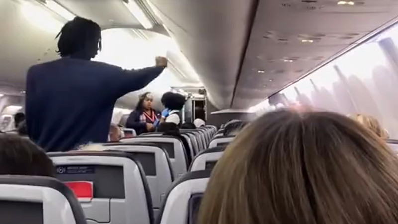 Международный инцидент: пассажир American Airlines требует вернуть его место, занятое ребёнком