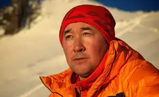 Максут Жумаев: Казахстанский флаг на Дхаулагири - символ национальной гордости и стремления к вершинам