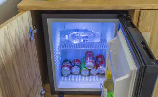 Туристка делится лайфхаком по экономии в отелях: Мини-бар без штрафа