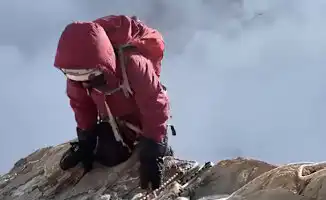 Тело альпинистки останется на пике Победы до весны