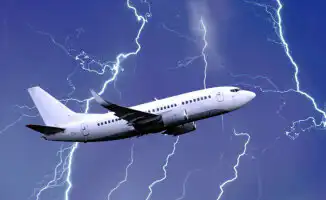 Опасность полетов во время грозы: мнение КГА и правила взлета