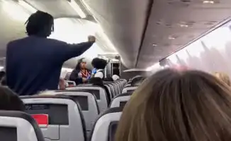 Международный инцидент: пассажир American Airlines требует вернуть его место, занятое ребёнком