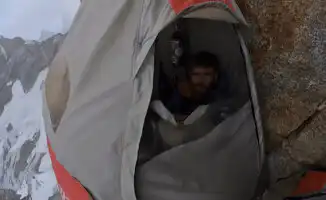 На краю пропасти: альпиниста осудили за ночлег на высоте в Патагонии