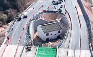 Упрямство китайца привело к потере миллионов: мужчина покинул жильё на трассе после долгих споров