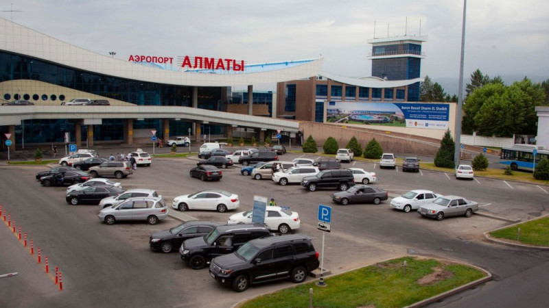 Алматинец ошеломлен долгом в 1,4 млн тенге за въезд в международный аэропорт