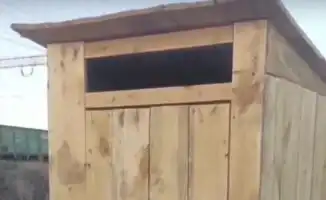 В Карагандинской области установили деревянный туалет на станции Жанааул