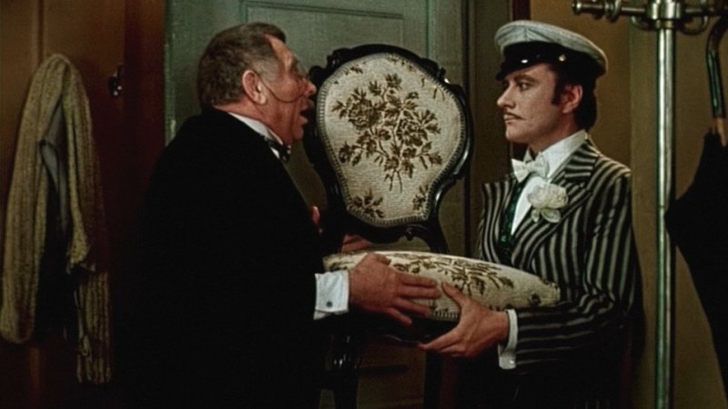 Полиция Испании задержала семерых за кражу 1100 стульев из ресторанов