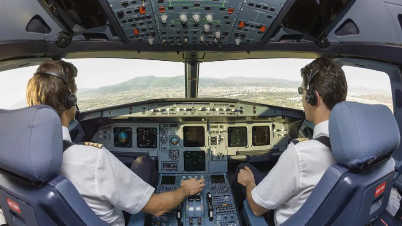 Пилоты Qazaq Air подняли вопрос о зарплатах после инцидента в рейсе Костанай - Астана