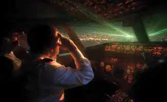 Лазерные атаки на самолёты: общественное беспокойство и безопасность в небе Казахстана