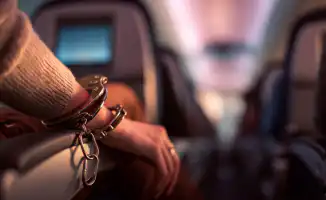 На крыльях безумия: пассажирка American Airlines устроила шоу ужаса в небе