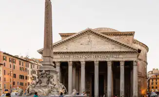 Смерть туриста у Пантеона: опасности древних памятников и безопасность для посетителей