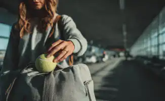 Зачем класть теннисный мяч в ручную кладь перед полётом?