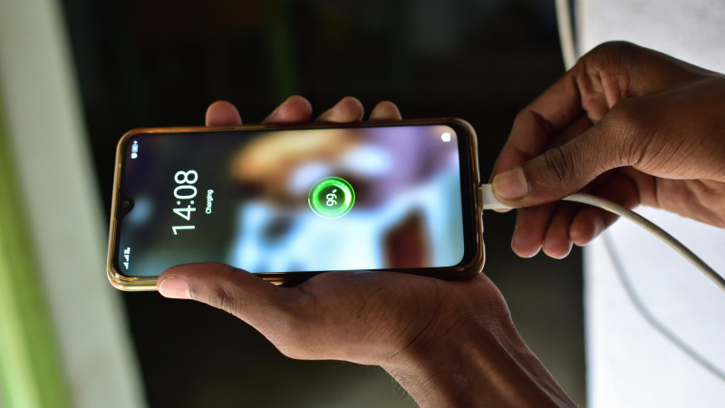 Пассажиров могут не пустить на рейс из-за разряженных гаджетов