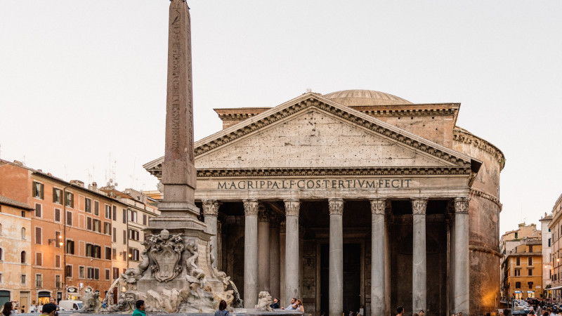 Смерть туриста у Пантеона: опасности древних памятников и безопасность для посетителей