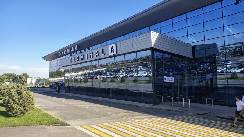 Парковка у аэропорта Шымкента: цены вызвали бурные споры