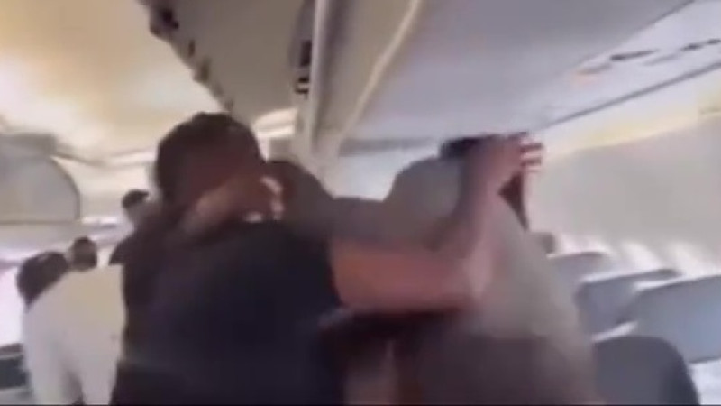 Конфликт в самолете: как агрессия пассажиров отражает общественные напряженности?