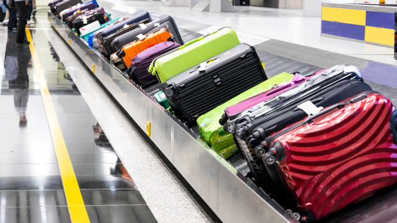 Пассажир прибыл в Астану и обнаружил поврежденный чемодан за 100 тысяч тенге