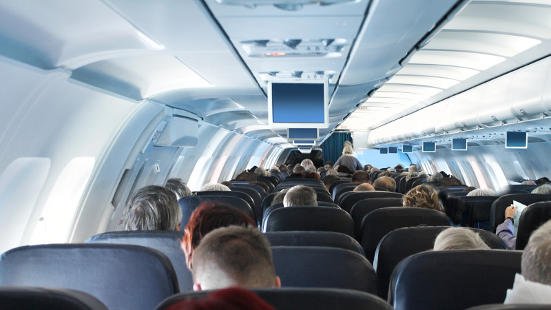 Инцидент на рейсе Алматы — Тбилиси: пассажир положил босую ногу на сиденье соседа