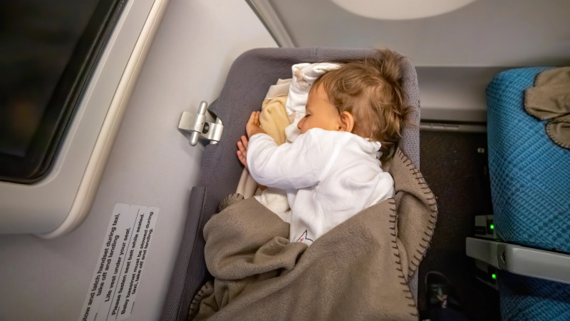 Как обеспечить комфортный первый полёт с ребёнком и снизить стресс для родителей