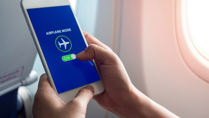 Не включил режим полёта? Узнай, что на самом деле произойдёт!