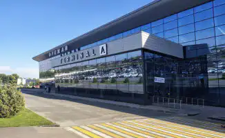 Парковка у аэропорта Шымкента: цены вызвали бурные споры