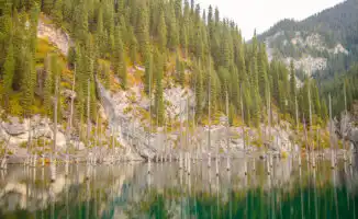 Закрыли дорогу к озеру Каинды: Пешим туристам не пройти