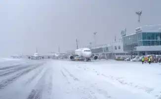 Алматы: рейсы задерживаются, пассажиры в ожидании приключений!