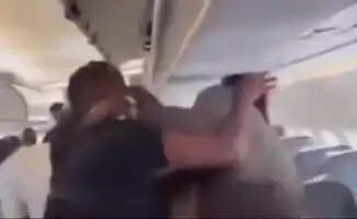 Конфликт в самолете: как агрессия пассажиров отражает общественные напряженности?