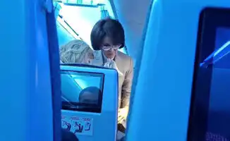 Инцидент на борту самолёта: пассажирка жалуется на здоровье, министр вмешивается