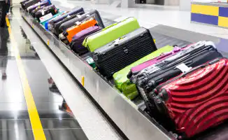 Пассажир прибыл в Астану и обнаружил поврежденный чемодан за 100 тысяч тенге