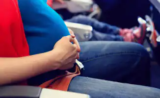 Беременная пассажирка отказалась покинуть самолет: обсуждение прав женщин в соцсетях