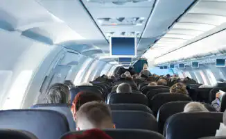 Инцидент на рейсе Алматы — Тбилиси: пассажир положил босую ногу на сиденье соседа