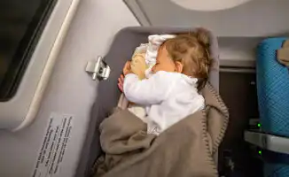 Как обеспечить комфортный первый полёт с ребёнком и снизить стресс для родителей