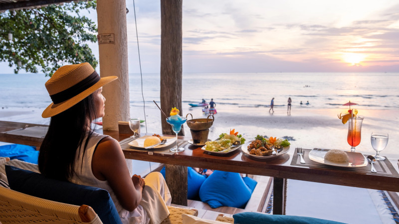 Тайская свобода: алкоголь снова зажигает огни в магазинах и ресторанах