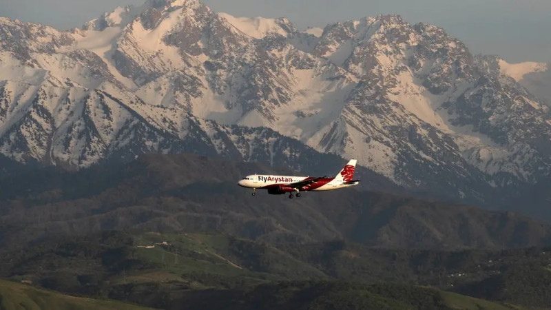 Инцидент на борту FlyArystan: общественная реакция на экстренное кровотечение пассажирки