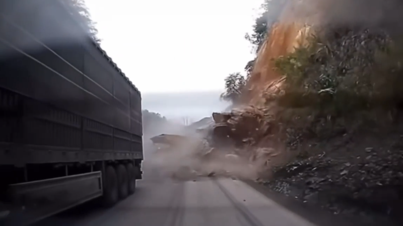 Оползень во Вьетнаме: три человека под обломками, видео инцидента