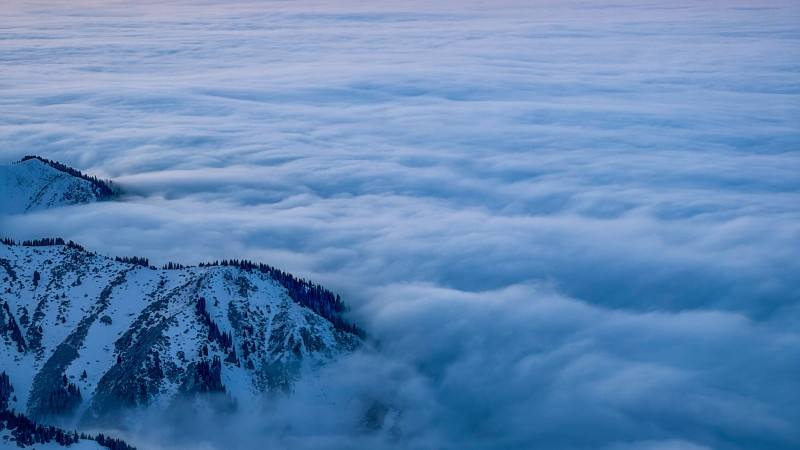 Закат над Алматы: волшебные кадры с горной вершины
