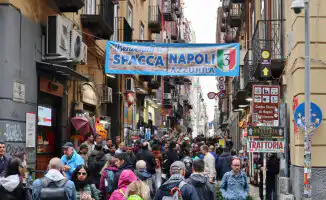 Неаполь: Туризм угрожает жизни города, жители требуют ограничений на поток туристов