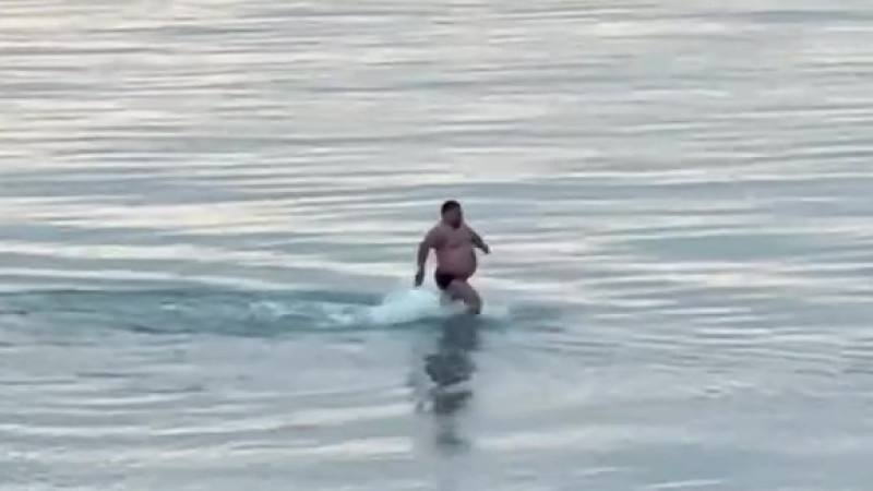 Мужчина купается в Капшагайском водохранилище зимой: вирусное видео