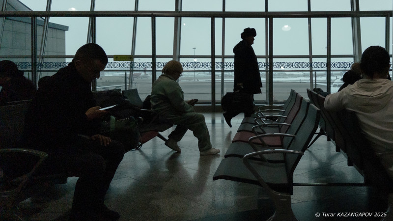 Пассажиры рейса Астана — Камрань страдают от 40-часовой задержки: ночуют в аэропорту и платят за такси