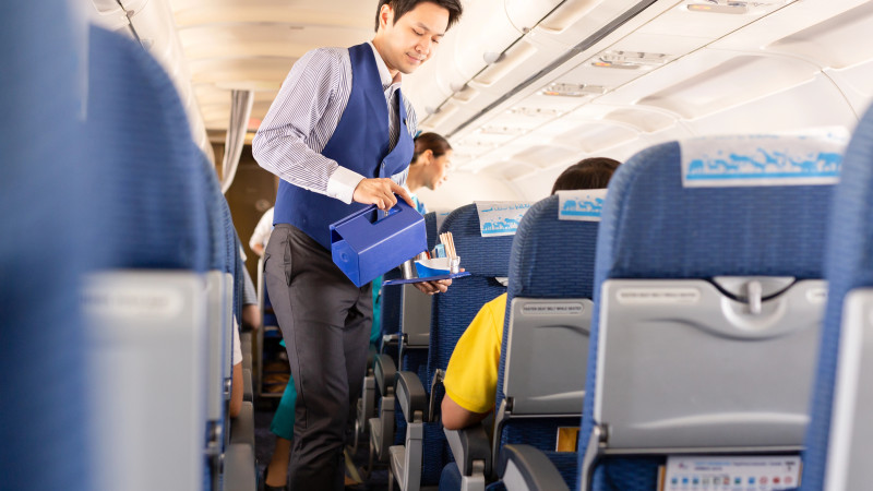 Ученые подтверждают: вода в самолетах небезопасна для питья, следуйте советам стюардесс