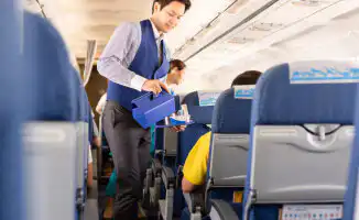 Ученые подтверждают: вода в самолетах небезопасна для питья, следуйте советам стюардесс