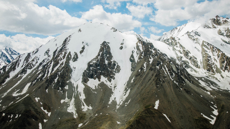Алматинцам настоятельно рекомендуют избегать походов в горы из-за лавинной опасности