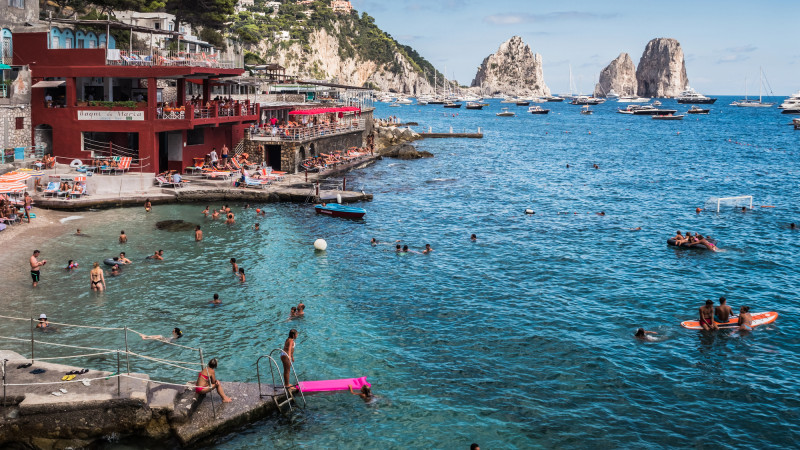 Капри: новые правила для туристов — что скрывает остров?
