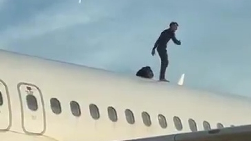 Пассажир на крыше самолета: Виртуозные забеги на перроне вызывают международный фурор