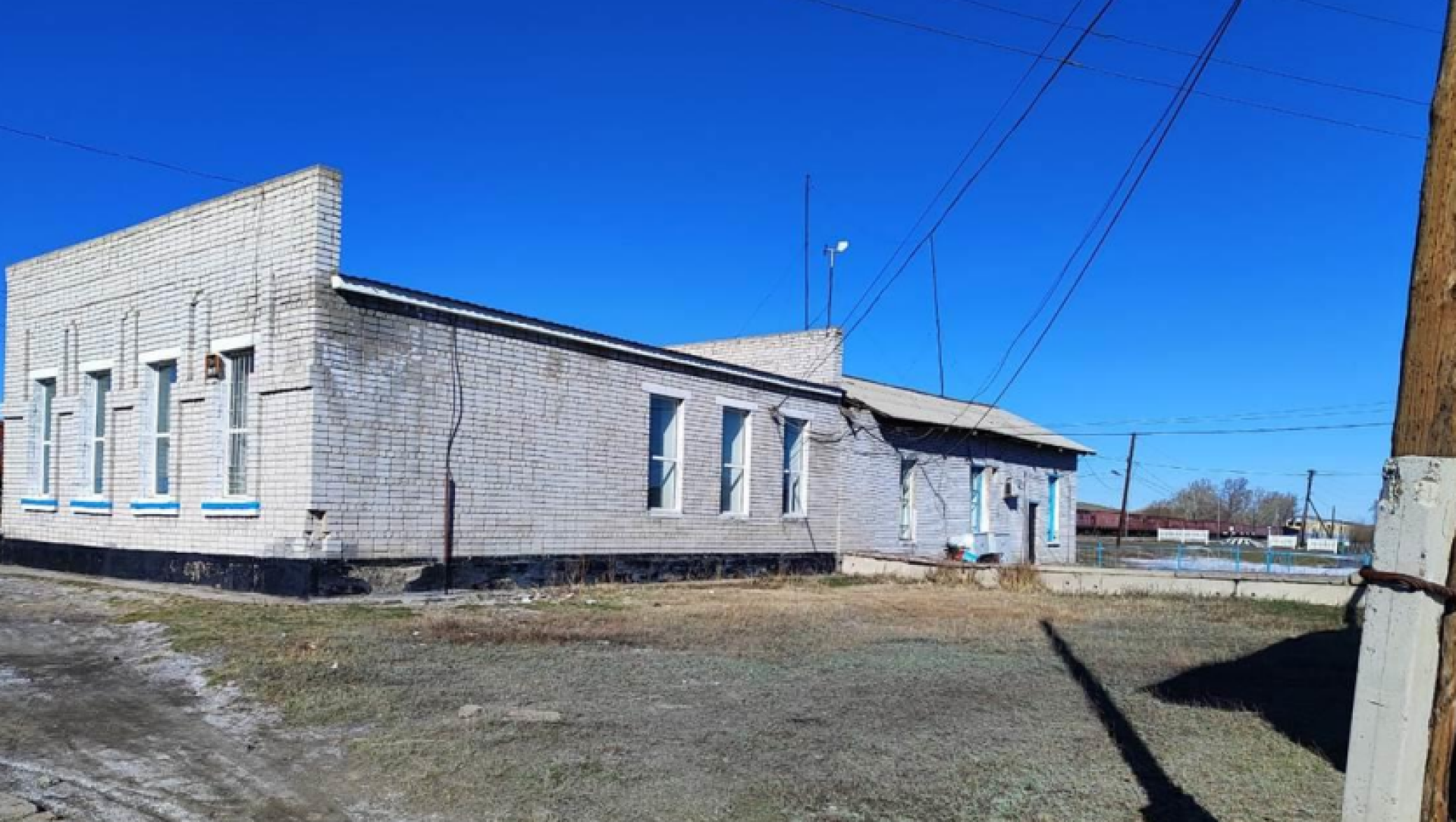 Текущее состояние старой железнодорожной станции Жарма в области Абай до демонтажа